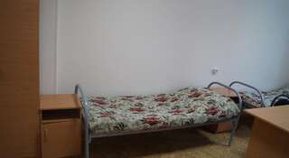 Хостел Obshchezhitiye Za Radugoy Рыбинск Кровать в общем четырехместном номере для мужчин и женщин-5
